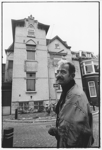 351560 Portret van de heer Deurholt, bij zijn geboortehuis Admiraal van Gentstraat 33 te Utrecht, het voormalige ...